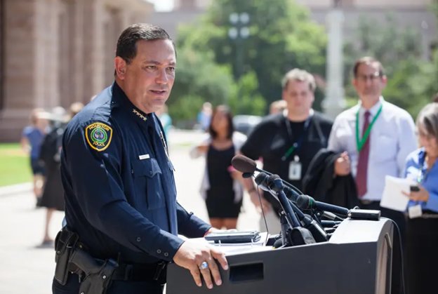 Houston police Chief Art Acevedo will lead a force of nearly 1,400 officers in Miami, compared with Houston’s force of more than 5,200 officers. He previously served as chief of police for the city of Austin.
